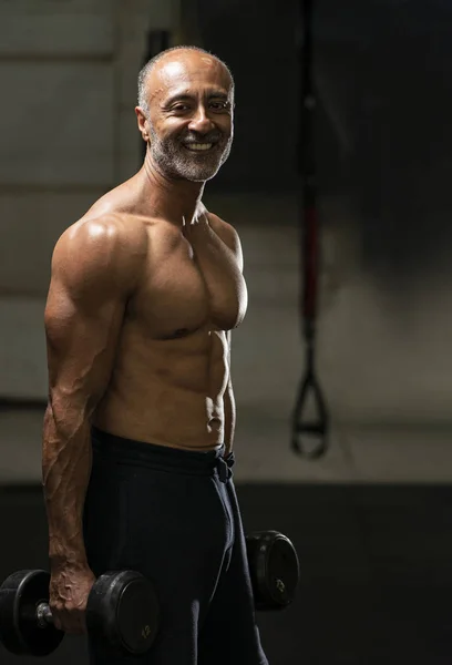 Muskulös Skjorta Mogen Äldre Bodybuilding Idrottsman Med Skallig Grått Hår — Stockfoto