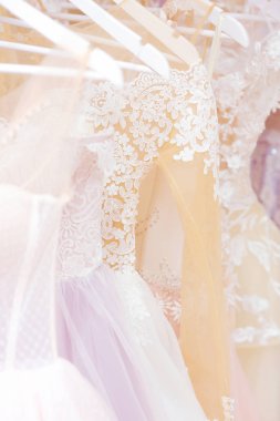 Gelinlik üzerinde beyaz askı showroom