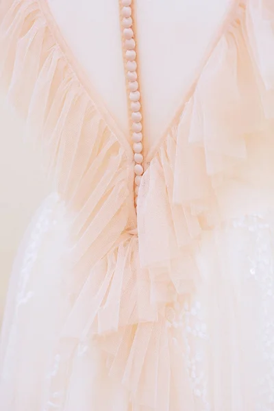 Vestido de novia en un maniquí con la espalda con botones y mochilas — Foto de Stock