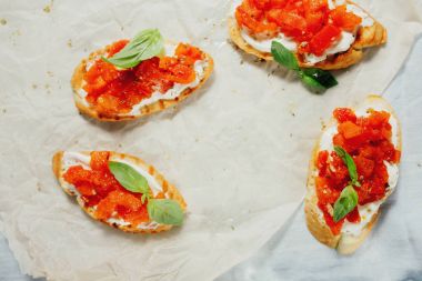 Domates, beyaz peynir, fesleğen ile lezzetli bruschetta