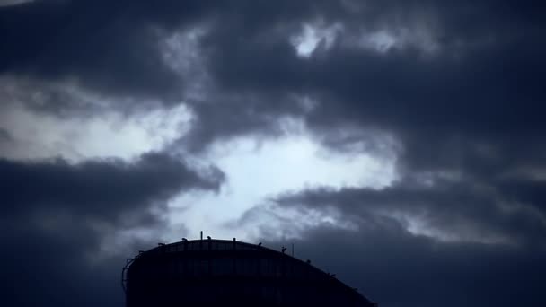 Dramatische hemel met stormachtige wolken — Stockvideo