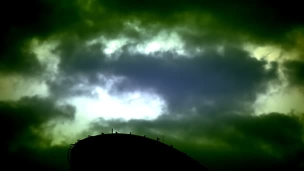 Dramatischer Himmel mit stürmischen Wolken und Blitzen — Stockvideo