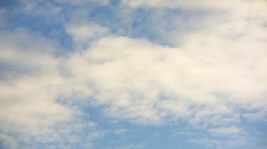 Mavi gökyüzünde beyaz bulutlar