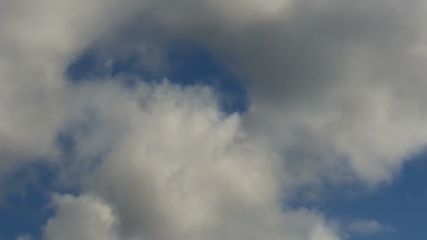 Witte wolken in blauwe lucht — Stockvideo