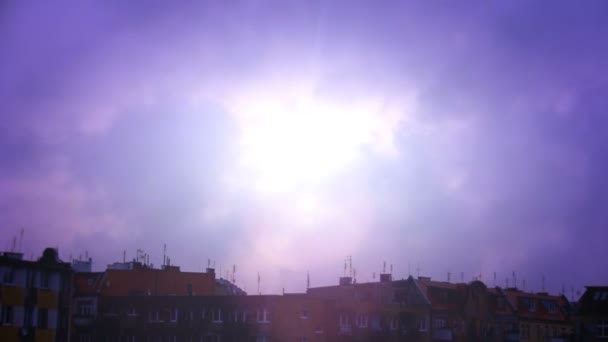 Dramatische hemel met echte stormachtige wolken - time-lapse — Stockvideo