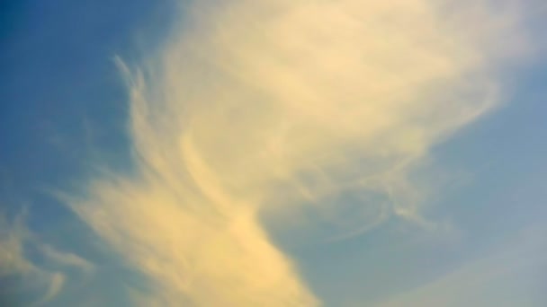 Witte wolken in blauwe lucht — Stockvideo