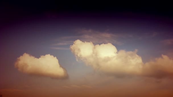 Vita moln i blå himmel — Stockvideo