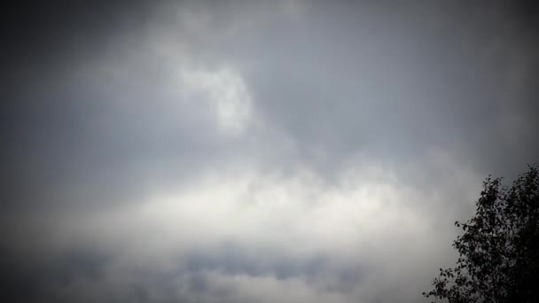 Dramatischer Himmel mit echten Gewitterwolken - Zeitraffer — Stockvideo