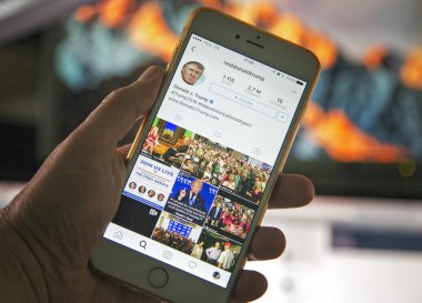Wroclaw 'da. POLAND- 20 Ekim 2016: Donald Trumps Instagram hesabı Iphone 6 +,