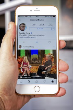 Wroclaw 'da. POLAND- 20 Ekim 2016: Donald Trumps Instagram hesabı Iphone 6 +,