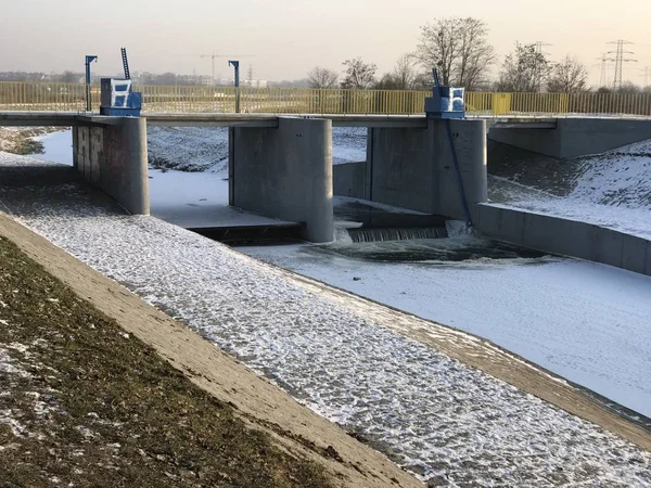 Gefrorener Fluss in Breslau, Polen — Stockfoto