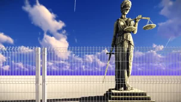 Déesse grecque du droit et de la justice derrière une clôture métallique — Video