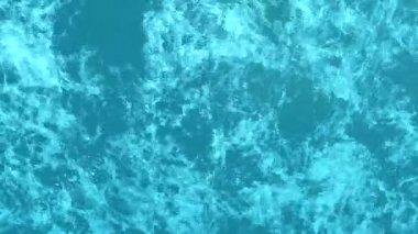 Su dalgalı yüzeyi