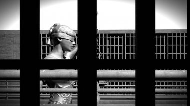 Barlar ve bir koridor 3d render cezaevi