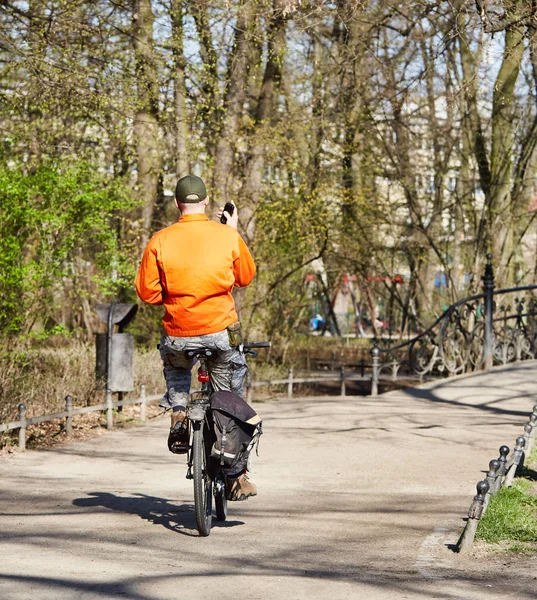 Bike rider in spring park — Stock Photo, Image