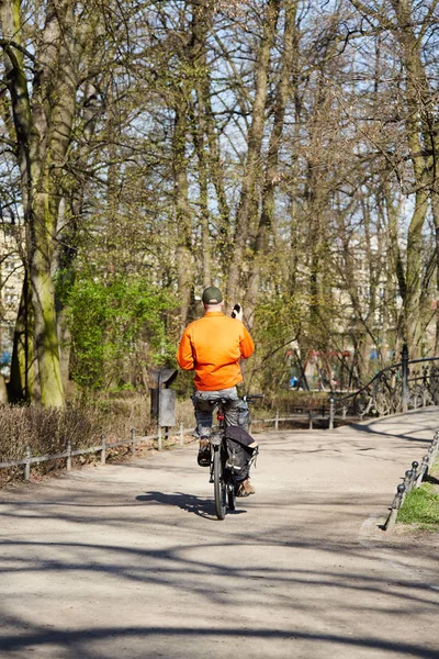 Bike rider in spring park — Stock Photo, Image