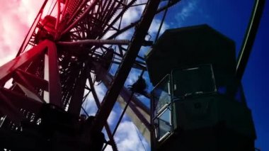 Alt görünümü bir dönme dolap üzerinde mavi gökyüzü