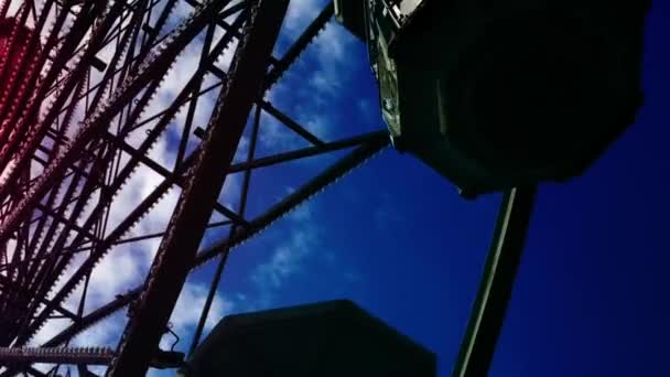 Vista inferior de una rueda de hurón sobre el cielo azul — Vídeo de stock