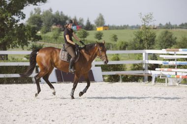 Kadın bir binicilik Jumper ringde