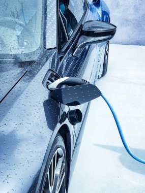 Elektrikli araç tıkalı içinde