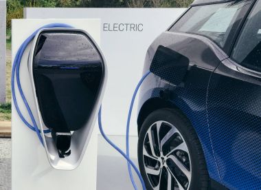 Elektrikli araç tıkalı içinde