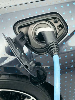 Elektrikli araç tıkalı içinde