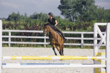 Kadın bir binicilik Jumper ringde