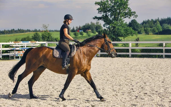 Mulher montando um cavalo no anel de ligação em ponte — Fotografia de Stock