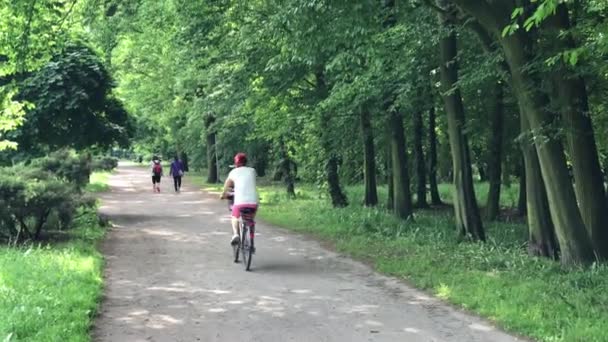 Mujer montando en bicicleta — Vídeos de Stock