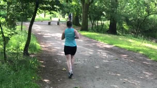 Mladá žena jogger — Stock video