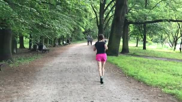 Jovem jogger feminino — Vídeo de Stock