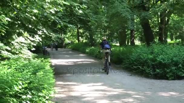 Man rijdt in het park — Stockvideo