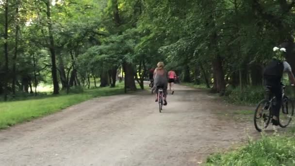 Homem montando no parque — Vídeo de Stock