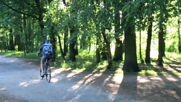 Mies ratsastaa puistossa — kuvapankkivideo