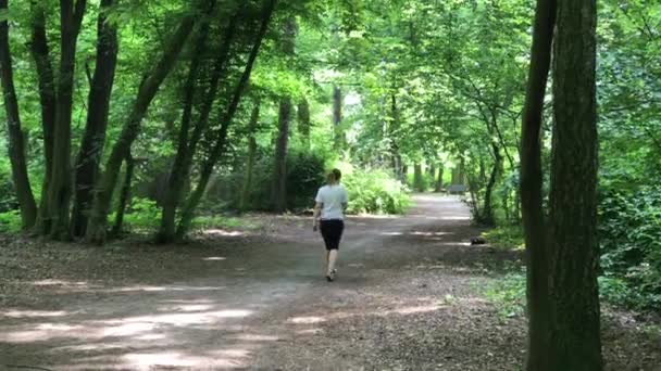 Junge Joggerin — Stockvideo