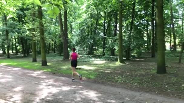 Junge Joggerin — Stockvideo