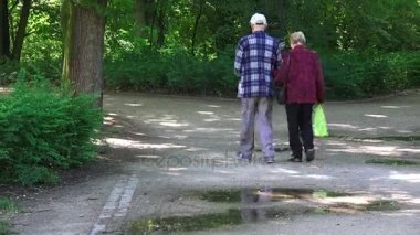 Üst düzey iki yaz parkta yürüyüş zevk