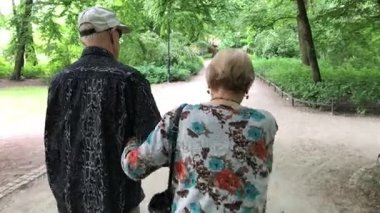 Üst düzey iki yaz parkta yürüyüş zevk