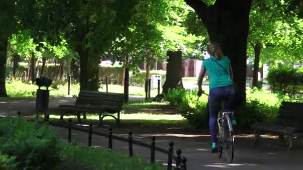 Mulher andando de bicicleta — Vídeo de Stock