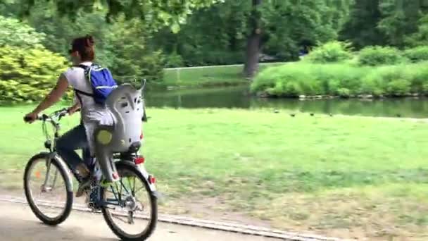 Жінка їде на велосипеді — стокове відео