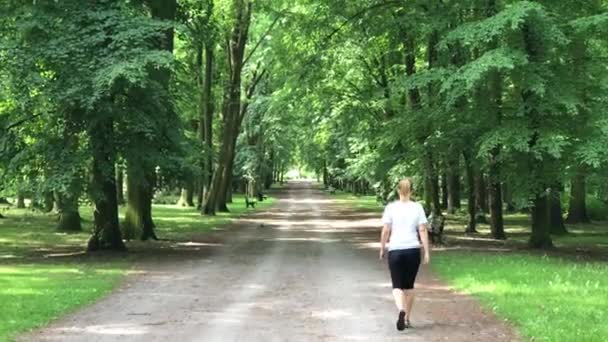 Jovem jogger feminino — Vídeo de Stock