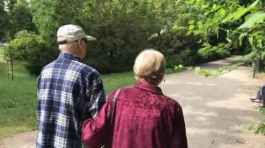 Üst düzey iki yaz parkta yürüyüş zevk