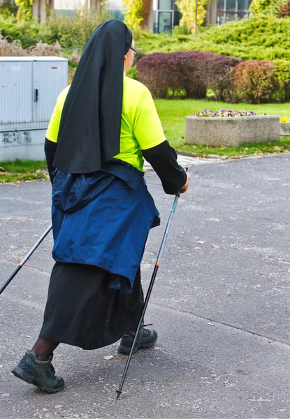 Kobieta do nordic walking wyścigu na ulicach miasta. — Zdjęcie stockowe