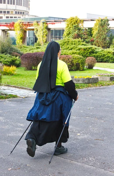 Vrouw-nordic walking-race op straat. — Stockfoto