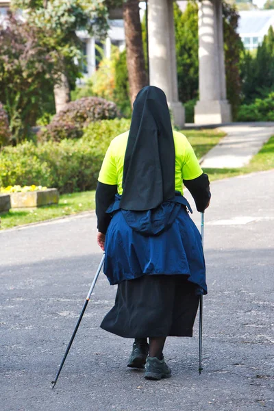 Kobieta do nordic walking wyścigu na ulicach miasta. — Zdjęcie stockowe