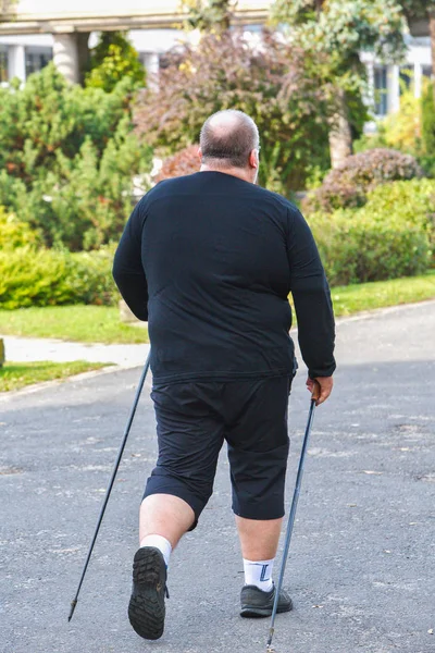 Grote man Nordic Walking in mooi openbaar park — Stockfoto