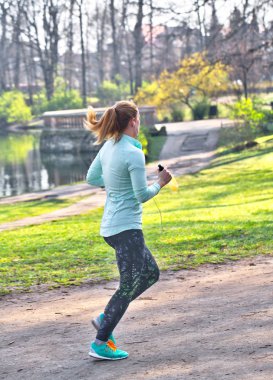 genç kadın koşucu