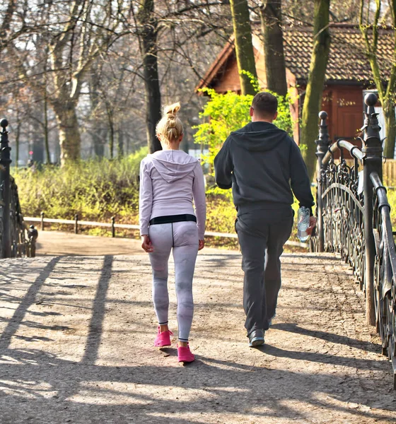 Молода пара насолоджується прогулянкою в літньому парку — стокове фото
