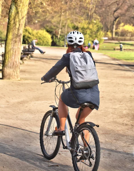 Kvinna som rider på cykel — Stockfoto