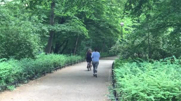 Tiempo libre en el parque público en Polonia en la ciudad de Wroclaw — Vídeos de Stock